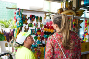 La feria cuenta con una diversidad de productos entre ellos, bisutería, accesorios carnvaleros, textiles pintados a mano, artesanías, bebidas, postres, disfraces, entre otros productos.